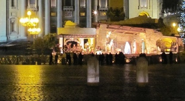 Addobbi di Natale in Piazza San Pietro, il presepe è napoletano