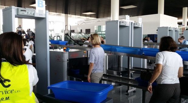 Aeroporti, i vassoi al metal detector sono un pericolo: «Contengono più virus dei bagni pubblici»