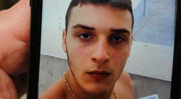 Napoli, ragazzo ucciso dal carabiniere dopo rapina. Il padre: «È un criminale, doveva mirare alle gambe»