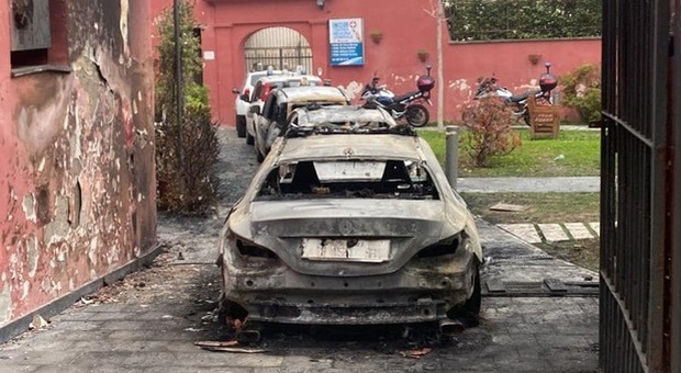 Pomigliano, auto dei vigili urbani distrutte nella notte di Capodanno: «Troveremo i colpevoli»