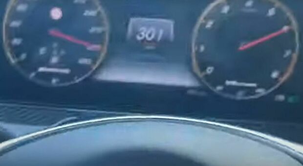 Mercedes a 301 all'ora in autostrada: mentre guida si filma e pubblica il video su Instagram