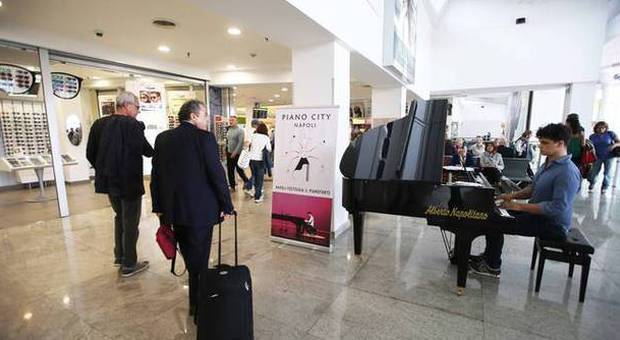 Un pianoforte all'aeroporto di Capodichino: è l'anteprima di Piano City Napoli