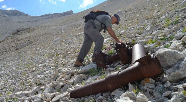 La Majella svela la Fortezza volante: i resti di un aereo incastonati nella montagna