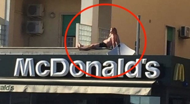 Ostia, la tintarella è da fast-food: prime abbronzature sul tetto del McDonald's