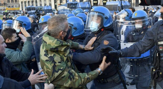 Manifestazione No Mask a Torino: ferito un poliziotto, un denunciato e oltre 50 multati