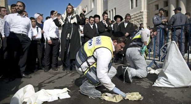 Strage in sinagoga, Israele reagisce: "Demolire le case ai sospetti terroristi"