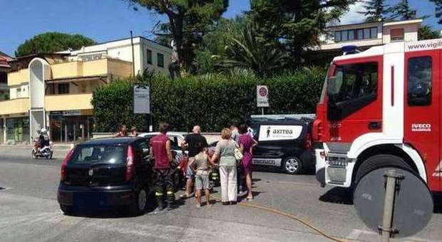 Civitanova, schianto all'incrocio a San Marone Una donna resta intrappolata nell'auto