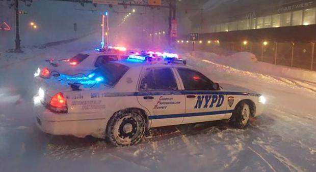 New York, neve blocca la loro auto: madre e figlio morti per esalazioni scappamento