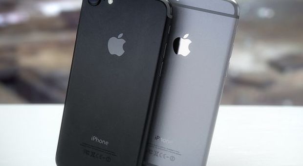 iPhone 7 e il mistero dello speaker 'finto': ecco cosa c'è dietro la griglia