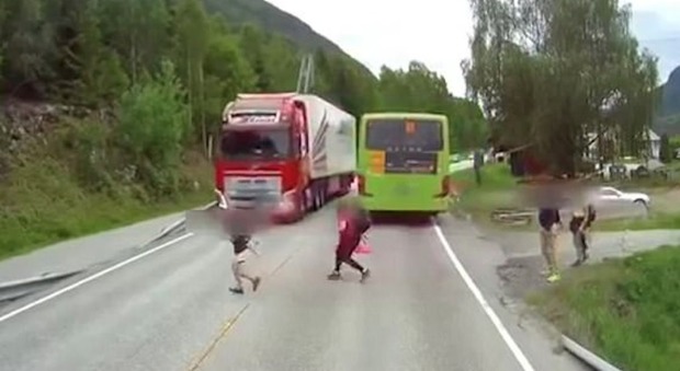 Norvegia, il bambino si lancia in strada per attraversare: camion inchioda un attimo prima di travolgerlo