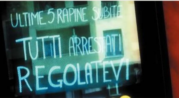 Roma, sulla vetrina della farmacia spunta l'avviso ai ladri: «Ultime 5 rapine, tutti arrestati: regolatevi»