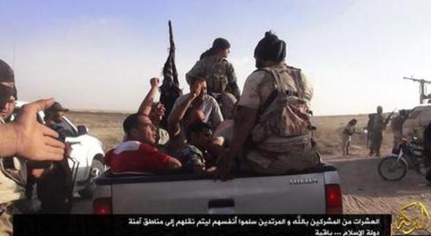 Iraq, Pinotti: 50 italiani nell'Isis. Uccisi da jihadisti 67 membri di una tribù sunnita
