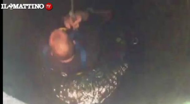 Due bimbi cadono in un pozzo, carabiniere si cala e li salva| Video