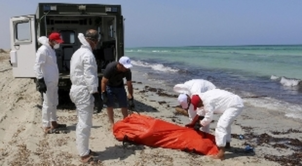 Libia, i cadaveri di 41 migranti trovati sulla spiaggia di Sabrata