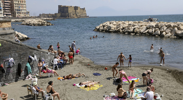 Napoli, è aprile ma sembra agosto: primi bagni e spiagge affollate