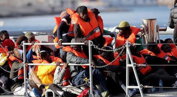 Migranti, naufragio a largo di Lampedusa: relitto con cadaveri attorno