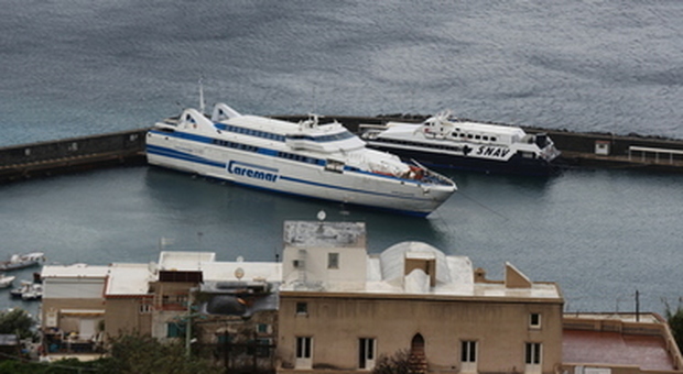 a Capri divieto di sbarco sino al 14 aprile. «I furbetti della seconda casa si rassegnino»