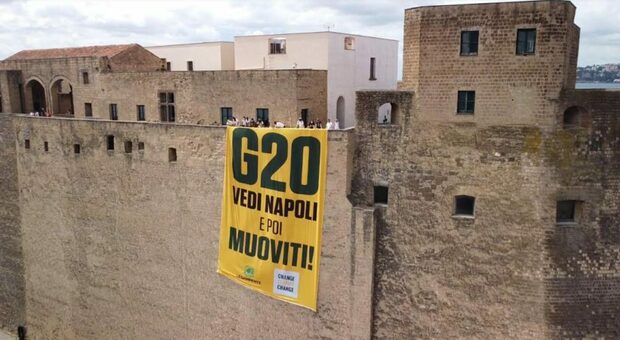 «G20, Vedi Napoli e poi muoviti!»: mega striscione per dire no all’insensata corsa al gas