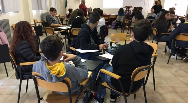 Forlì, studente di scuola media dà un pugno in faccia alla prof che tentava di calmarlo