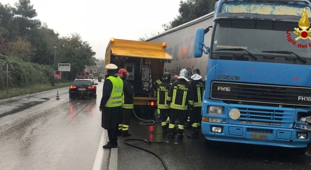 Ancona, camion contro il guardrail Bucato il serbatoio con 600 litri di gasolio
