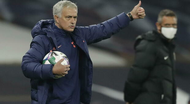 Coppa di Lega, Mourinho lascia il campo durante Tottenham-Chelsea e va a chiamare Dier in bagno