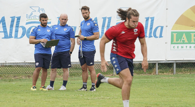 Alessandro Lodi, al centro, e il suo staff dirigono gli allenamenti della FemiCz Rugby Rovigo