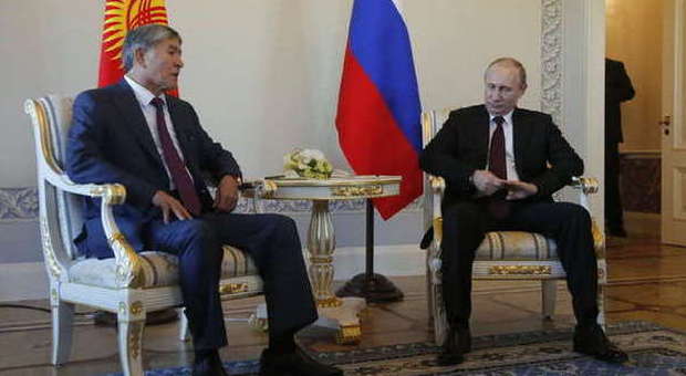 Putin riappare in pubblico: «Sarebbe noioso senza pettegolezzi»