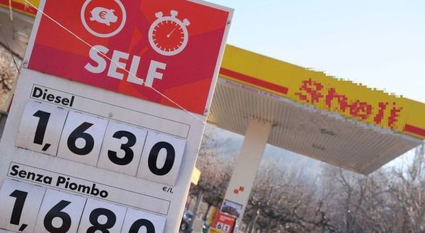 Benzina, effetto Iva sui prezzi: +1,5 cent al litro