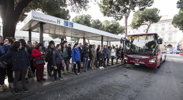Sciopero 8 marzo: stop a bus, treni, aerei e scuola: le fasce di garanzia nei trasporti pubblici
