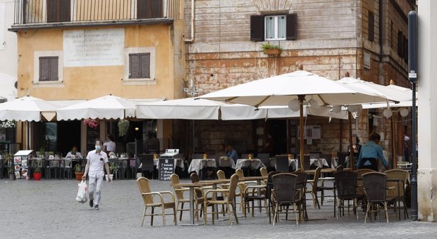 Bar e ristoranti, il boom dei tavolini: più spazi e nuovi limiti dal centro all'Appio