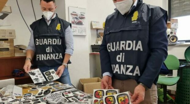 Torino, ricambi d'auto e accessori contraffatti: 25 denunce e maxi-sequestro