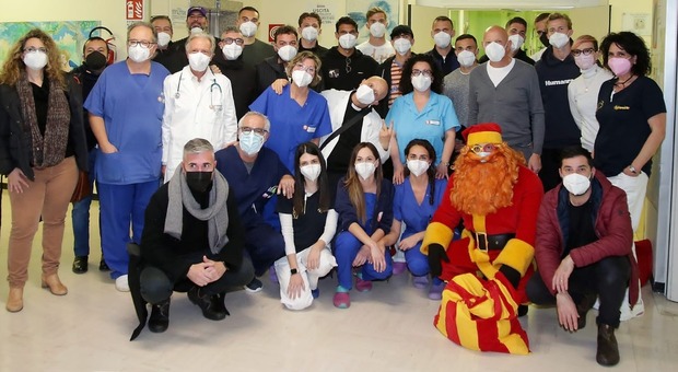 Babbo Natale porta i calciatori del Lecce dai piccoli pazienti del "Fazzi"