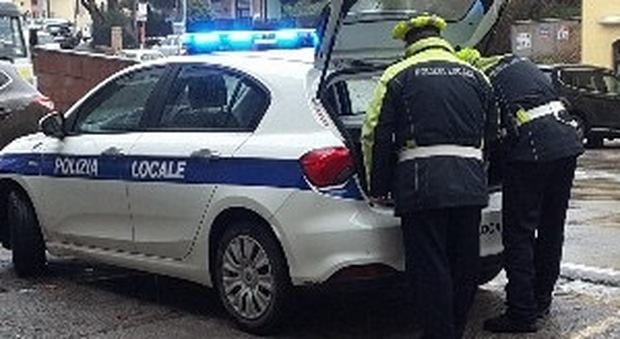 Ancona, non trova parcheggio e sfregia l'auto della vigilessa: denunciato