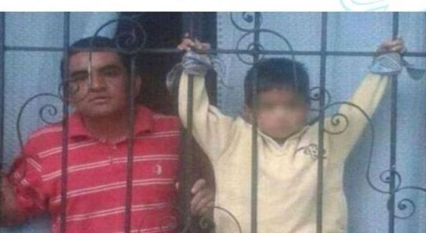 Bimbo di 4 anni legato per mani e piedi fuori ​dalla finestra, rito choc in Messico