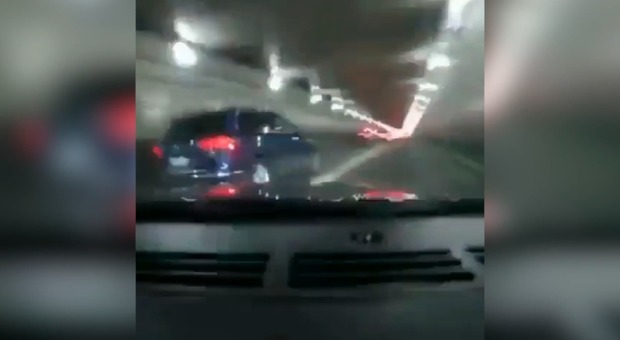 Schianto in Corvette nel tunnel a velocità folle: padre e figlio incastrati dal video postato sul web