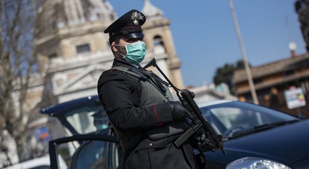 Coronavirus a Roma, esce senza autodichiarazione: i Carabinieri gli trovano la droga in tasca