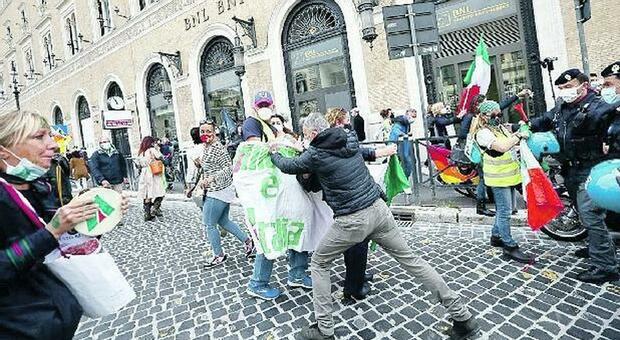 Alitalia, tensione e scontri in piazza. Stipendi salvi in extremis
