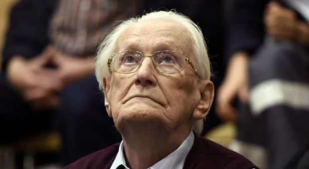 Olocausto, il contabile di Auschwitz condannato a 4 anni: morirà in prigione per lo sterminio di 300mila deportati