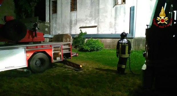 Prende fuoco la canna fumaria, pompieri riescono a limitare i danni