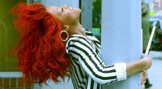Rihanna's style: i suoi capelli rosso fiamma fanno tendenza