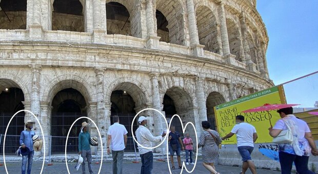 Roma, al Colosseo torna il suk: le foto a 5 euro ultimo affare abusivo