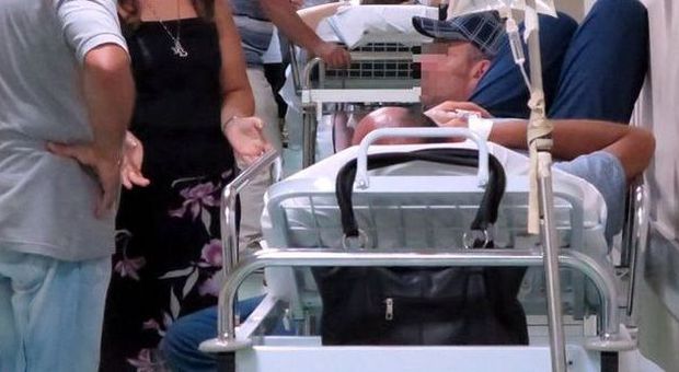 Anziano muore in barella dopo un intervento chirurgico a Napoli