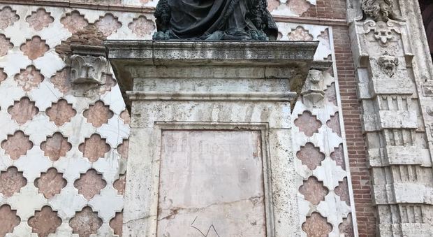 Un particolare della statua di papa Giulio III imbrattata con una svastica