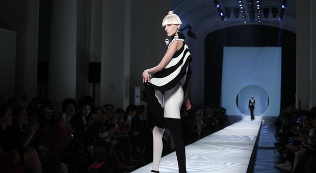 Psichedelica in bianco e nero, a Parigi sfila l'Haute Couture di Jean Paul Gaultier