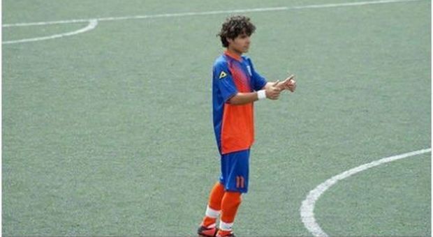 Muore calciatore di 22 anni: malore durante la partita dei dilettanti sotto gli occhi del papà