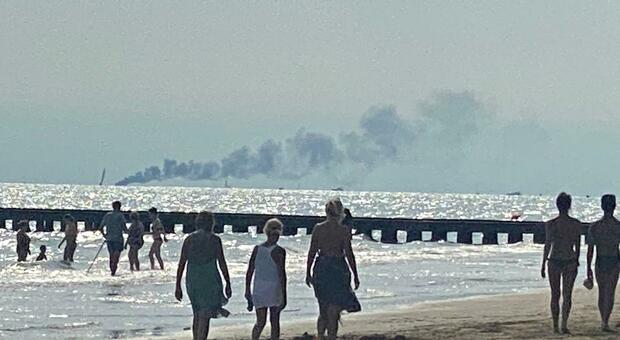 Barca in fiamme in mare