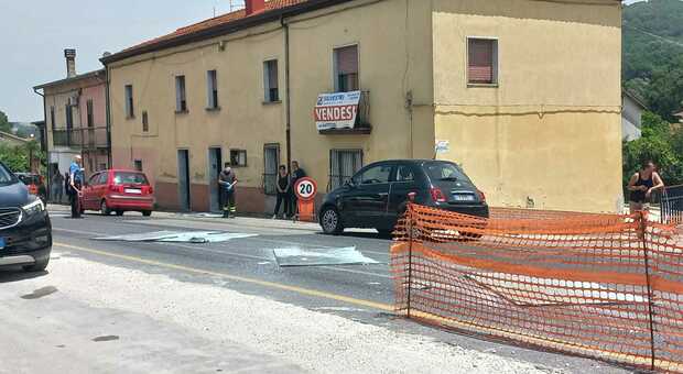 Camion perde carico di lastre di vetro: un ferito sull'Appia, tragedia sfiorata