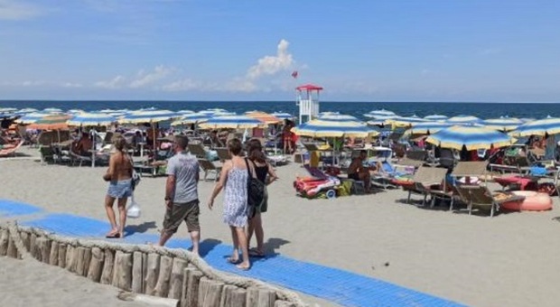 Panico sulla spiaggia di Caleri: straniero aggredisce i bagnanti e fa volare ombrelloni e lettini