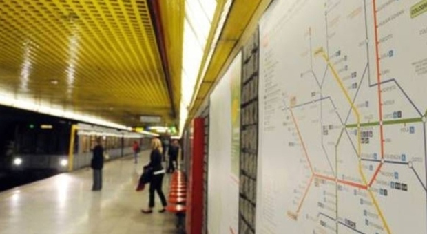 Milano, rissa nella metropolitana di Cascina Burrona, danni a tornelli e banchine: cosa è successo