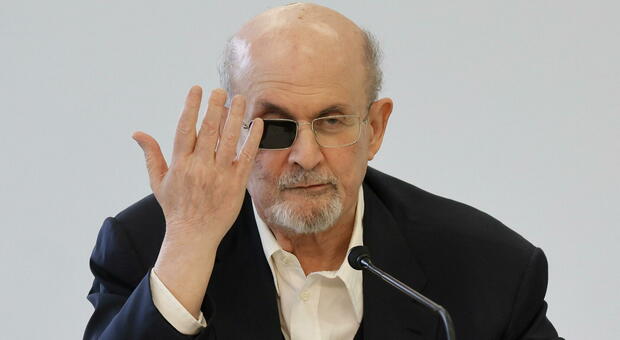 Salman Rushdie: «Ho visto l'accoltellatore, e poi tutto è diventato nero»
